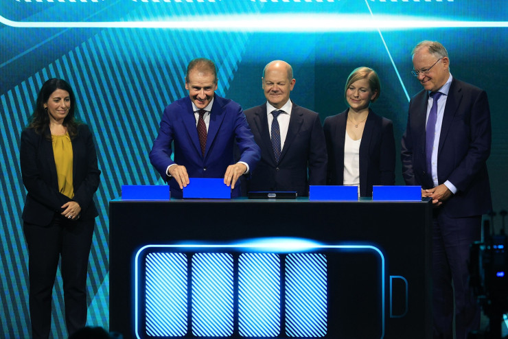 Херберт Дийс и германският канцлер Олаф Шолц по време на церемонията по изграждането на фабриката за батерии на Volkswagen в Залцгитер, Германия. Снимка: Krisztian Bocsi/Bloomberg