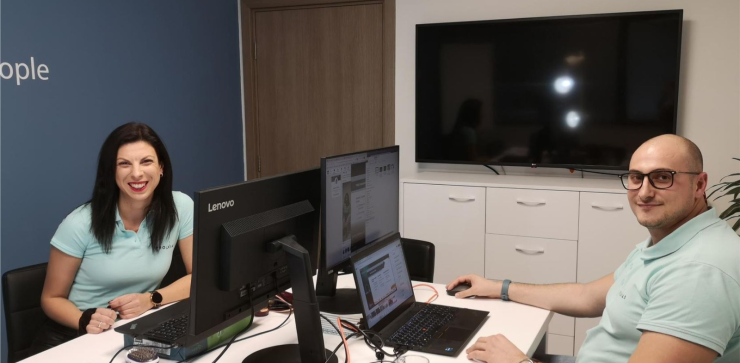 Водещи на събитието: Радостина Стоилова, Deputy Head of Service Center в Proxiad SEE, и Михаил Мерков, Technical Team Lead в Proxiad SEE.