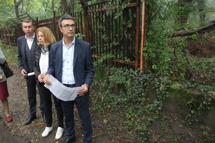 На място пристигнаха столичният кмет Йорданка Фандъкова, главният архитект Здравко Здравков и кметът на район "Средец" Трайчо Трайков. Снимка: Димитър Кьосемарлиев, Investor Media Group