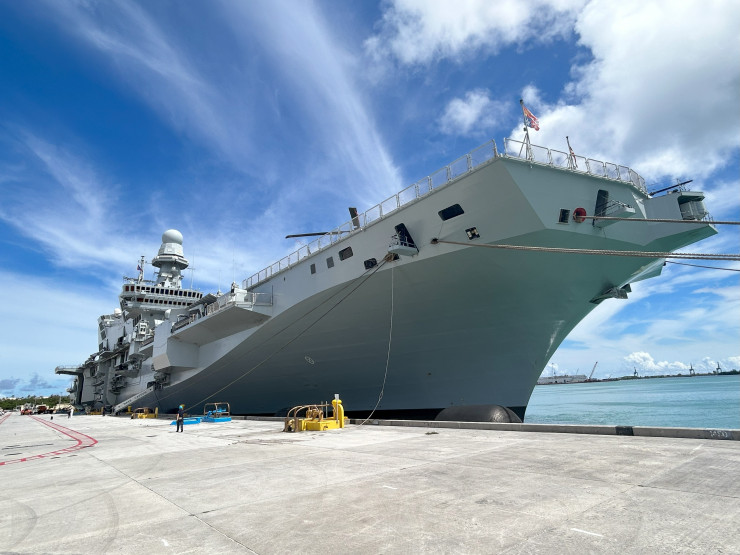 Италианският самолетоносач "Кавур" на котва във военноморска база в Гуам на 11 август. Снимка:  Alastair Gale/Bloomberg