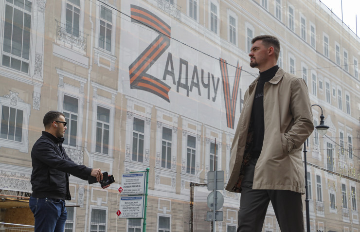 Надпис "Задачата ще бъде изпълнена" на сграда в Москва. Снимка: EPA/MAXIM SHIPENKOV