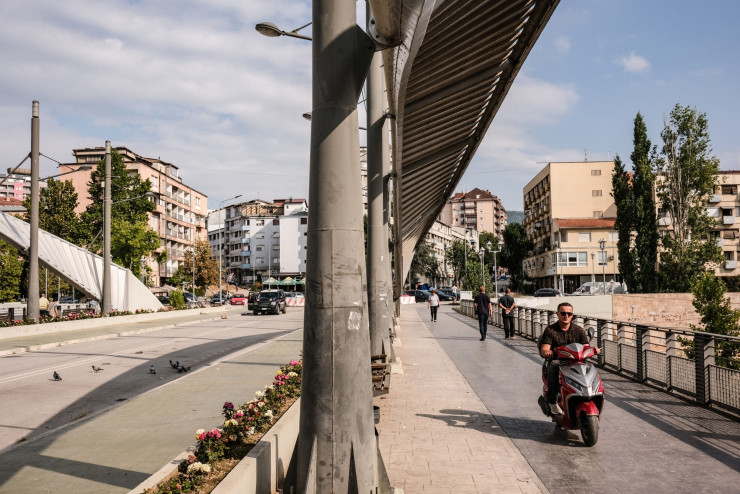 Затворен за автомобили и охраняван денонощно от италиански карабинери, мостът над река Ибър не успява да свърже общностите от двата бряга на Митровица. Photographer: Ben Kilb/Bloomberg