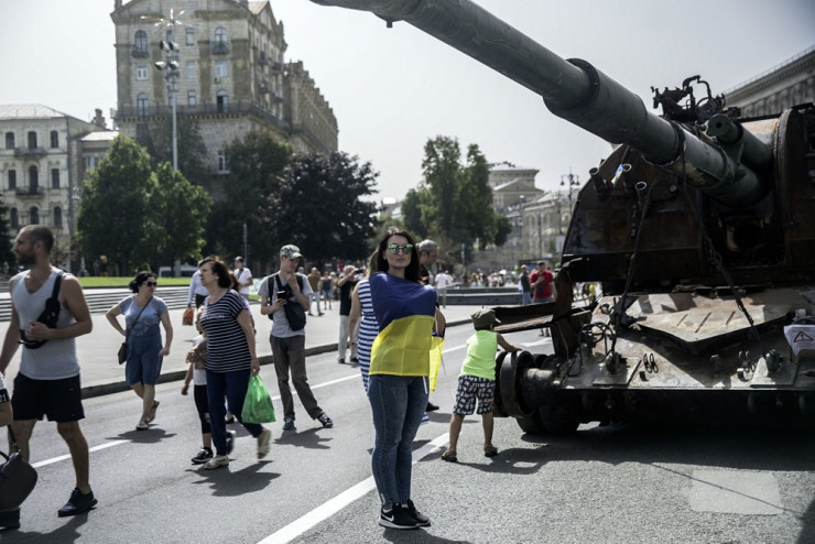 "Парадът" на унищожена руска техника в Киев. Снимка: Bloomberg LP