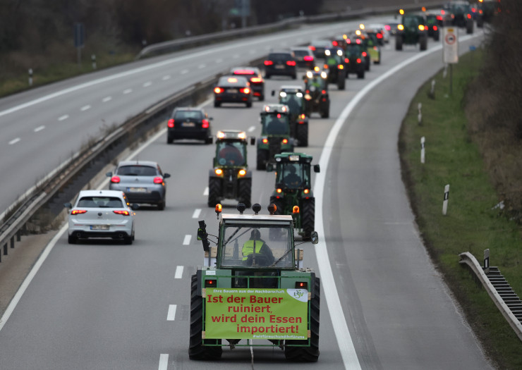 Фермери излязоха с тракторите си на магистрала А65 по време на националната стачка на фермерите в Германия. Снимка: EPA/БГНЕС