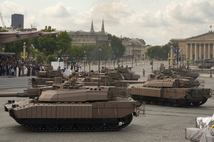Танкове, изложени по време на военния парад за Деня на бастилията на 14 юли. В Париж цари безпокойство, докато Германия се стреми да бъде както военна, така и икономическа сила. Снимка: Nathan Laine/Bloomberg