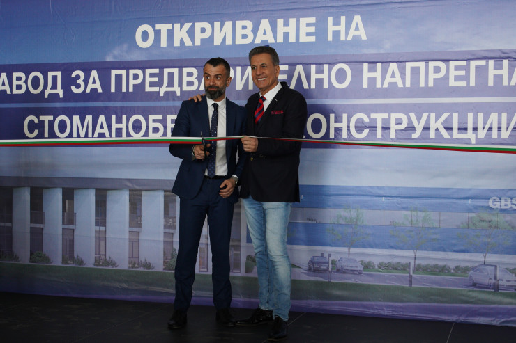 Димитър Карамитрев, председател на Съвета на директорите на Главболгарстрой Прифаб и Тодор Попов, кмет на Пазарджик, разрязват лентата при откриването на завода. Снимка: ГБС