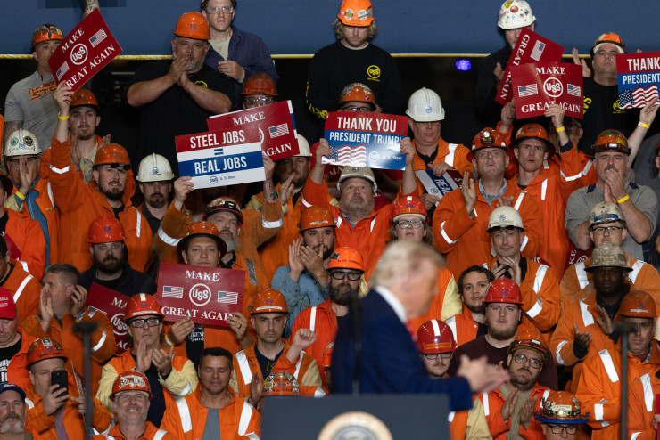 Работници в завода на US Steel в Питсбърг, Пенсилвания. Снимка: Rebecca Droke/Bloomberg