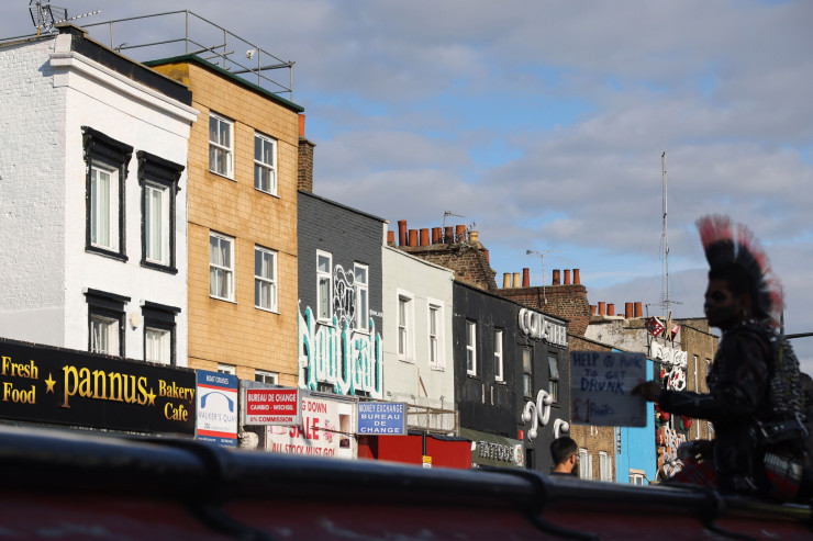 Жилищни имоти над магазини по главната улица в "Камдън" в Лондон. Популярността на квартала сред посетители води до ръст на краткосрочните наеми. Снимка: Холи Адамс/Bloomberg