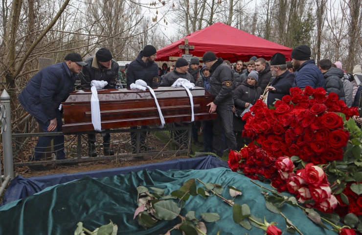  Украинци присъстват на погребална церемония в памет на Михайло Кореновски, треньор по бокс, убит при обстрела в Днепър на 17 януари 2023 г. Най-малко 44 души са загинали, включително пет деца. Снимка: EPA/ARTEM BAIDALA