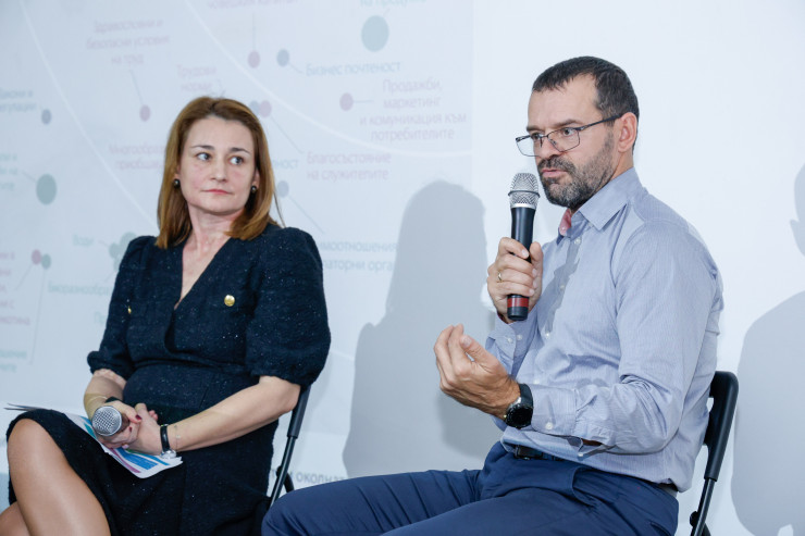 Диляна Якова, мениджър „Регулации и устойчиво развитие“ във Филип Морис България, и Боян Рашев, управляващ партньор на denkstatt