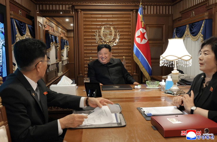 Снимка от вътрешността на влака на Ким Чен-ун. Снимка: EPA/KCNA