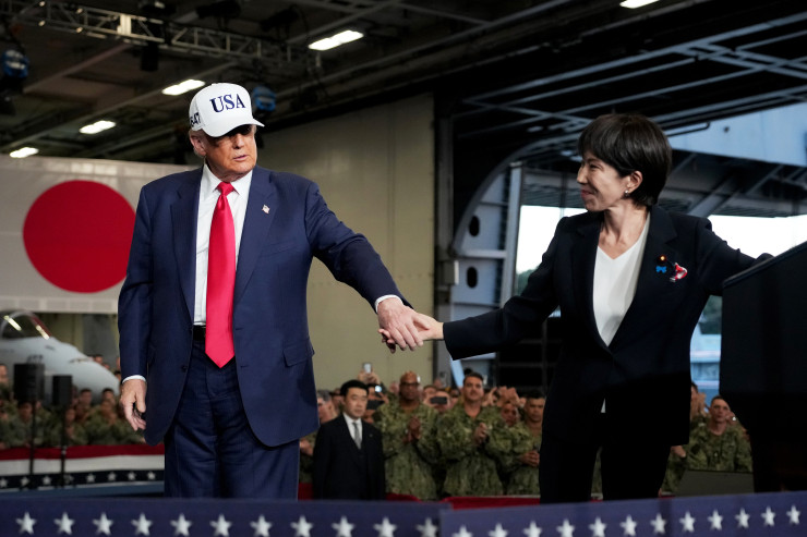 Доналд Тръмп и Санае Такаичи на борда на самолетоносача USS George Washington в Йокосука. Снимка: Andrew Harnik/Getty Images