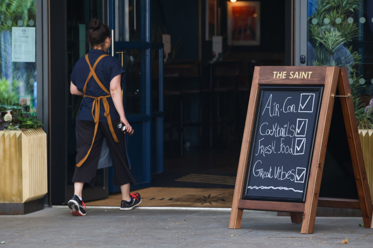 Надпис пред бар в Лондон обещава климатизация по време на гореща вълна във Великобритания през юни. Снимка: Холи Адамс/Bloomberg