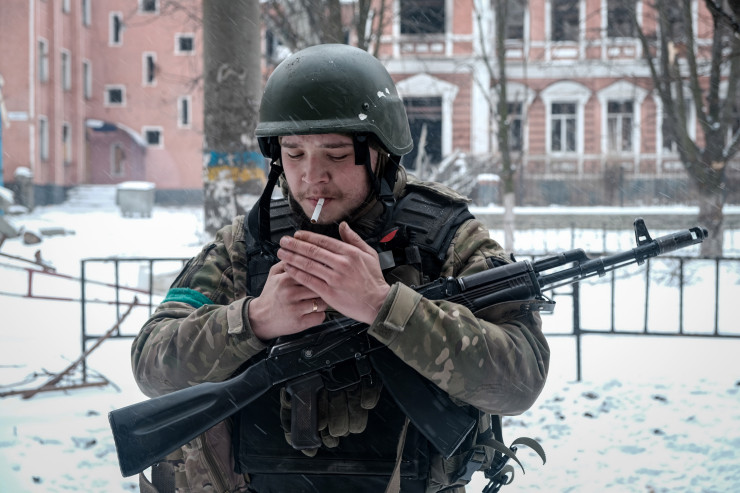 Украински войник на пост в Бахмут в средата на февруари. Снимка:  EPA/MARIA SENOVILLA
