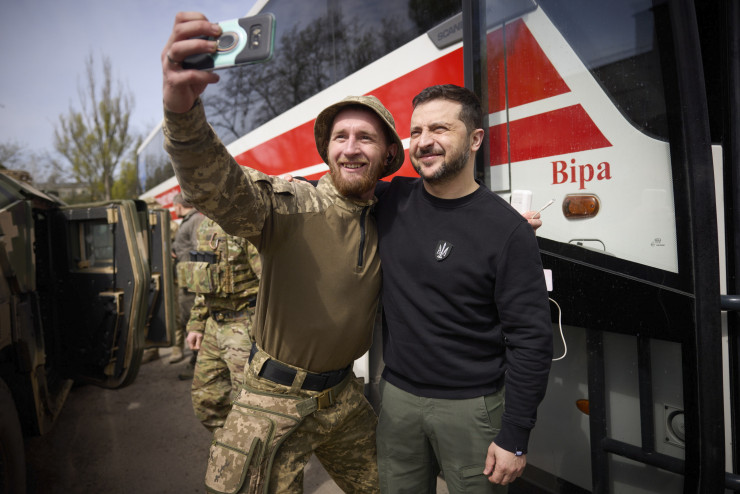 Зеленски (вдясно) посети украинските защитници в Авдийвка. Снимка: EPA/PRESIDENTIAL PRESS SERVICE