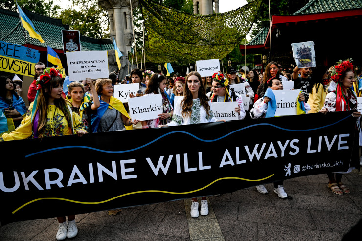 Хора присъстват на демонстрацията "Марш на свободата" по случай Деня на независимостта на Украйна в Берлин, Германия, 24 август 2022 г. EPA/FILIP SINGER