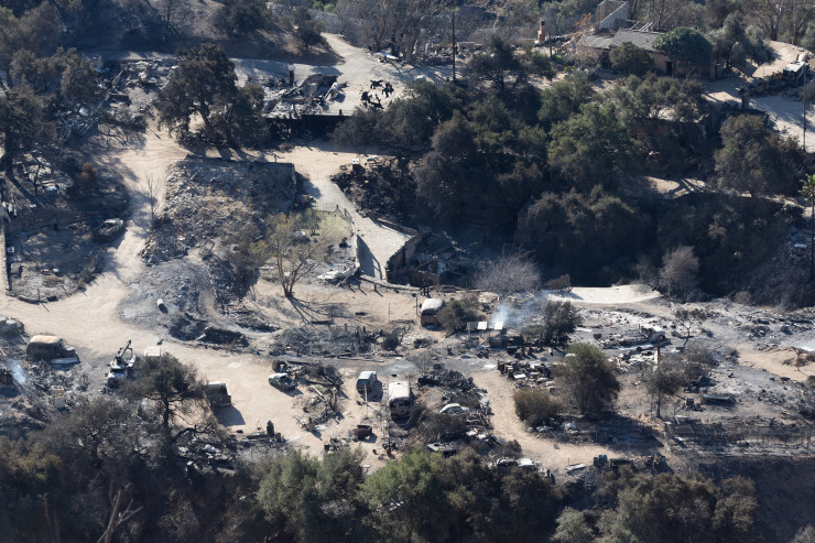Повредени и унищожени сгради след пожара в Алтадена, щата Калифорния, на 13 януари. Снимка: Bloomberg LP