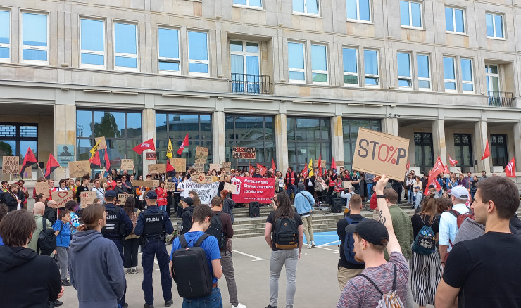 Протестиращи пред Министерството на развитието във Варшава на 6 май. Снимка: Konrad Krasuski/Bloomberg