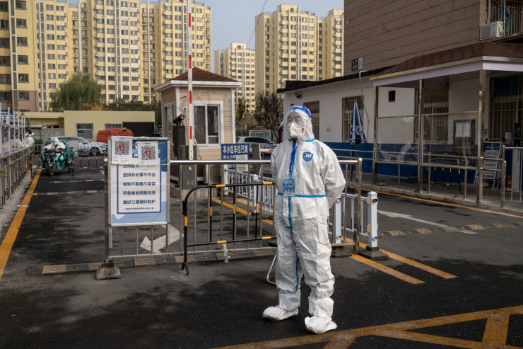 Държавен служител облечен в защитен костюм в Пекин. Китайските власти облекчиха анти-Covid мерките в страната. Снимка: Bloomberg L.P.
