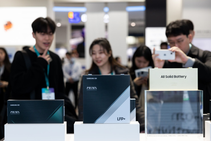 Гости на индустриалното събитие в Сеул разглеждат батерии. Снимка: Bloomberg L.P.