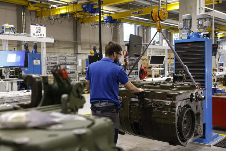 Предавателна кутия на танк Leopard 2 в завода на Renk AG в Аугсбург. Снимка: Michaela Rehle/Bloomberg