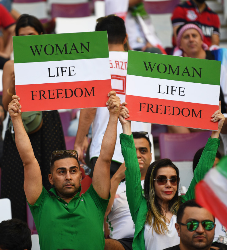 Стотици фенове на Иран се осмелиха публично да протестират на стадиона в Катар. Снимка: EPA