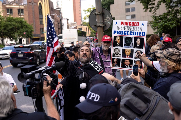 Привърженици на Тръмп пред сградата на съда. Снимка: Yuki Iwamura/Bloomberg