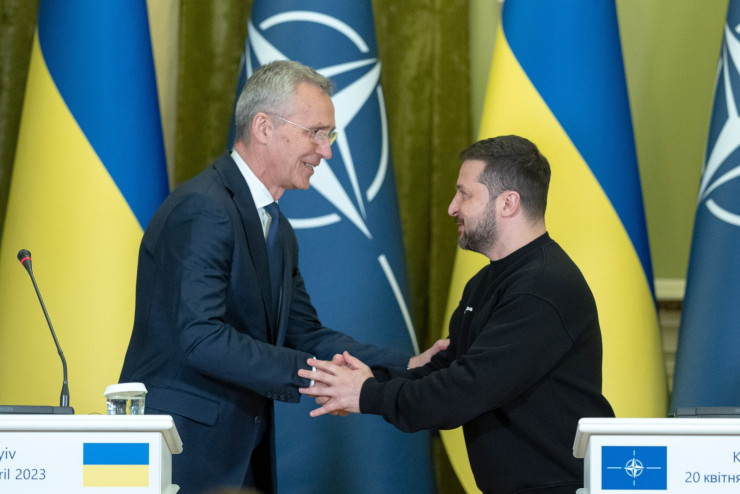 Столтенберг и Зеленски на среща в Киев през април. Снимка: Bloomberg LP