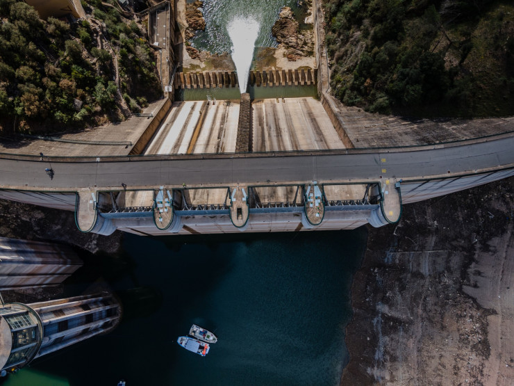 Рибарски лодки бяха доведени от близко крайбрежно село, за да помогнат в улова на хиляди риби в язовира Сау във Виланова де Сау, Испания. Снимка: Анхел Гарсия/Bloomberg
