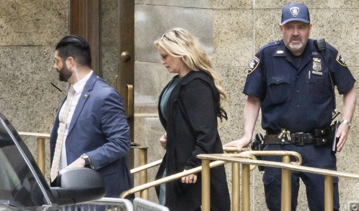 Сторми Даниълс си тръгва от съда, след като даде показания по делото на 9 май. Снимка: БГНЕС/EPA/JUSTIN LANE