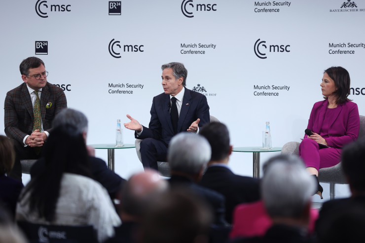 Министърът на външните работи на Украйна Дмитрий Кулеба, държавният секретар на САЩ Антъни Блинкен и германският външен министър Аналена Бербок на подиума на Мюнхенската конференция по сигурността. Снимка: EPA/JOHANNES SIMON 
