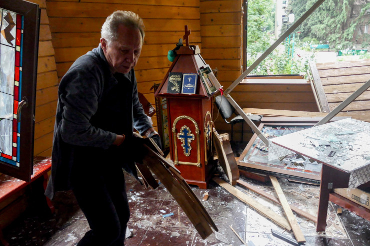 Частично увредена при руска атака църква в Одеса. Снимка: EPA/MARIASENOVILLA