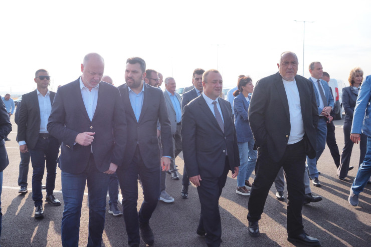 Пуснаха за движение и последния участък от магистрала "Европа". Така от ГКПП "Калотина" до София ще се пътува по магистрала. Последният участък е 16,5-километрово трасе между Сливница и Софийския околовръстен път. На събитието присъстваха министър-председателят Росен Желязков, министърът на регионалното развитие и благоустройството Иван Иванов, министърът на външните работи Георг Георгиев и лидерът на ПП ГЕРБ Бойко Борисов. Снимка: Стефан Василев, БГНЕС