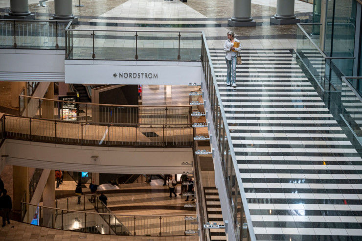 Жена се разхожда в мол Westfield в Сан Франциско. Снимка Дейвид-Пол Морис/Bloomberg