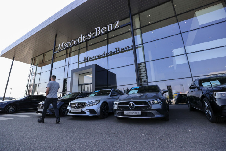 Нови автомобили на Mercedes-Benz AG пред шоурума на Daimler AG във Франкфурт, Германия, в сряда, 21 април 2021 г. Снимка: Alex Kraus/Bloomberg
