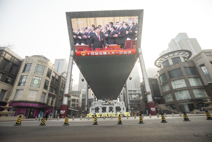 Предаване на живо на заседанието на китайското народно събрание. Снимка:  EPA/MARK R. CRISTINO / POOL