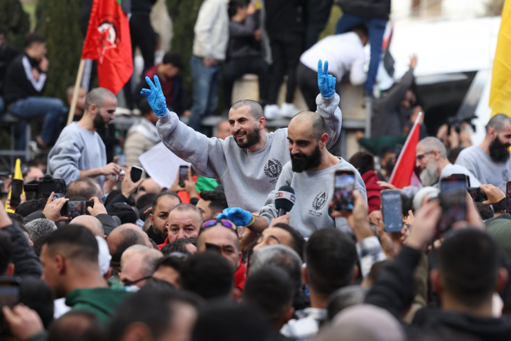 Освободени палестински затворници са приветствани в гр. Рамала. Снимка: EPA/ALAA BADARNEH