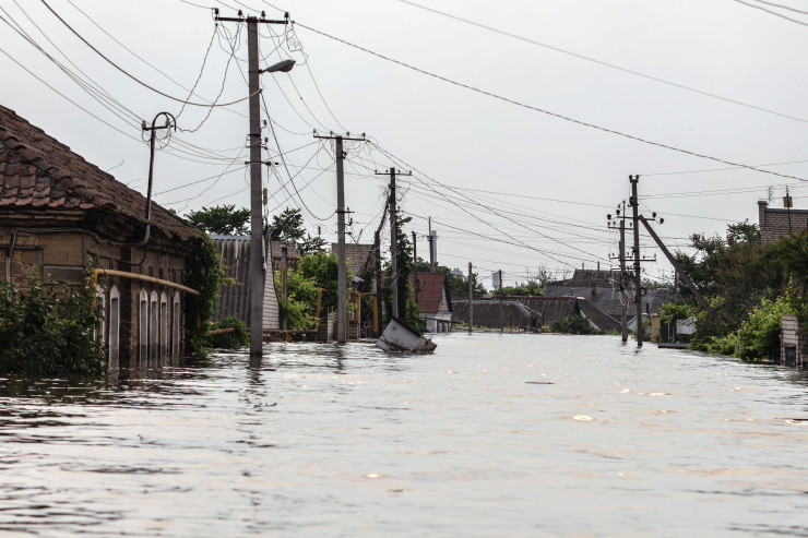 Част от Херсон е наводнена. Снимка: EPA/MYKOLA TYMCHENKO