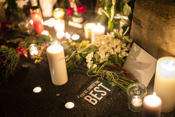 Фенове на Тина Търнър поставят свещи и цветя в близост до дома ѝ в Швейцария след обявяването на кончината ѝ. EPA/MICHAEL BUHOLZER