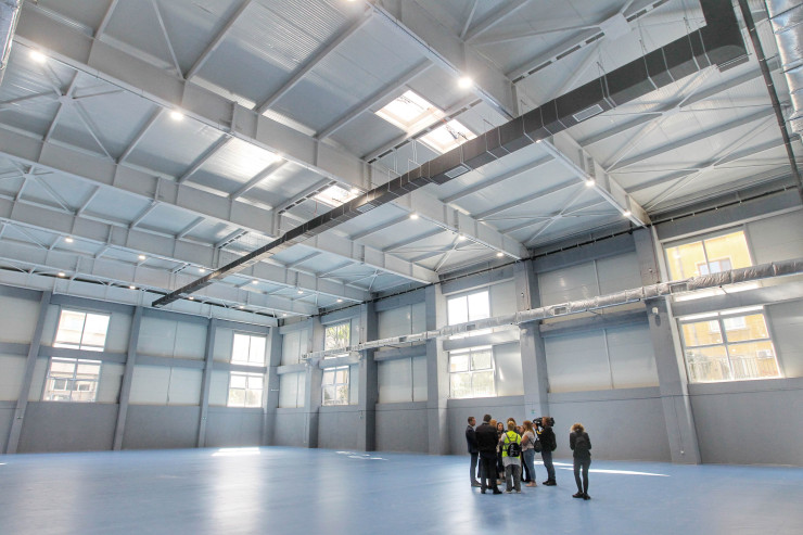Новата многофункционална спортна зала във Френската гимназия в София. Снимка: Димитър Кьосемарлиев, Investor Media Group