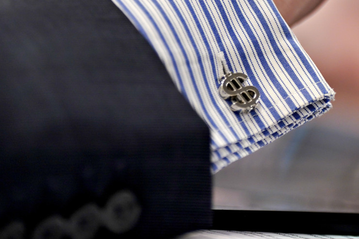 Kопчетата за ръкавели, които Пауъл демонстрира по време на пресконференцията си. Снимка: Bloomberg