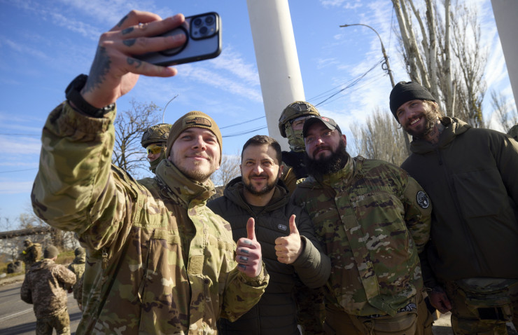 Зеленски се снима с военни в освободения Херсон. Снимка: EPA/UKRAINE PRESIDENTIAL PRESS SERVICE