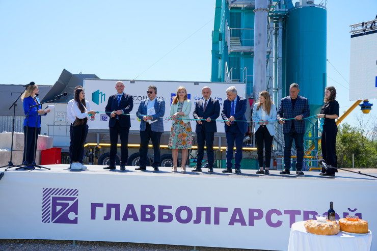 На снимката отляво-надясно: Инж. Камен Пешов, председател на Надзорния съвет на Главболгарстрой Холдинг, Лауренциу Плошану, вицепрезидент на Европейската  федерация на строителната индустрия, Томислав Дончев, заместник министър-председател и министър на иновациите и растежа, Манол Генов, министър на околната среда и водите, инж. Илиян Терзиев, председател на УС на Камара на строителите в България, и Цветелина Пенкова, заместник-председател на Комисията по промишленост, изследвания и енергетика в ЕП.
