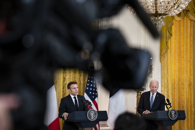 Макрон (вляво) и Байдън по време на съвместната си пресконференция. Снимка: Al Drago/Bloomberg