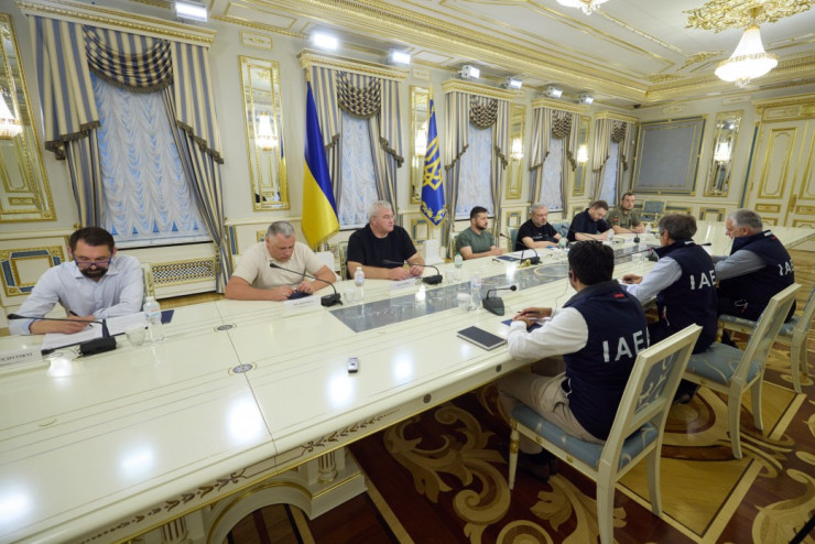 Украинският президент Володимир Зеленски разговаря с представителите на МААЕ. Снимка: President.gov.ua