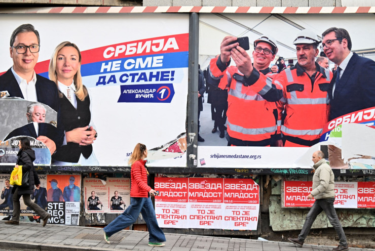 Предизборни билбордове на Вучич и неговата Сръбска прогресивна партия в Белград. Снимка: Оливер Бунич/Bloomberg