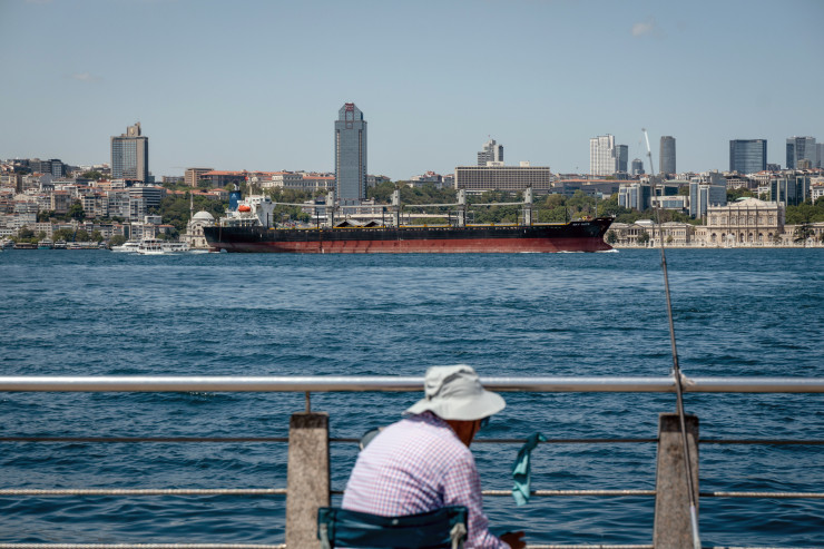 Кораб, натоварен със зърно, преминава през Босфора. Снимка: Nicole Tung/Bloomberg