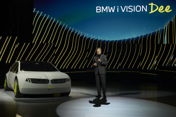 Оливер Ципсе представя BMW I Vision Dee. Снимка: Bridget Bennett/Bloomberg