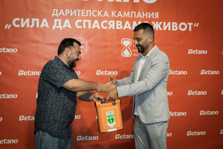 Дарението на Betano на 20 дефибрилатора за нуждите на Столична Община. Снимка: Kaizen Gaming