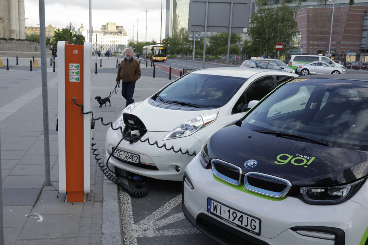 Електромобил на компанията за споделена мобилност Innogy Go се зарежда на станция във Варшава. Снимка: Bloomberg L.P.